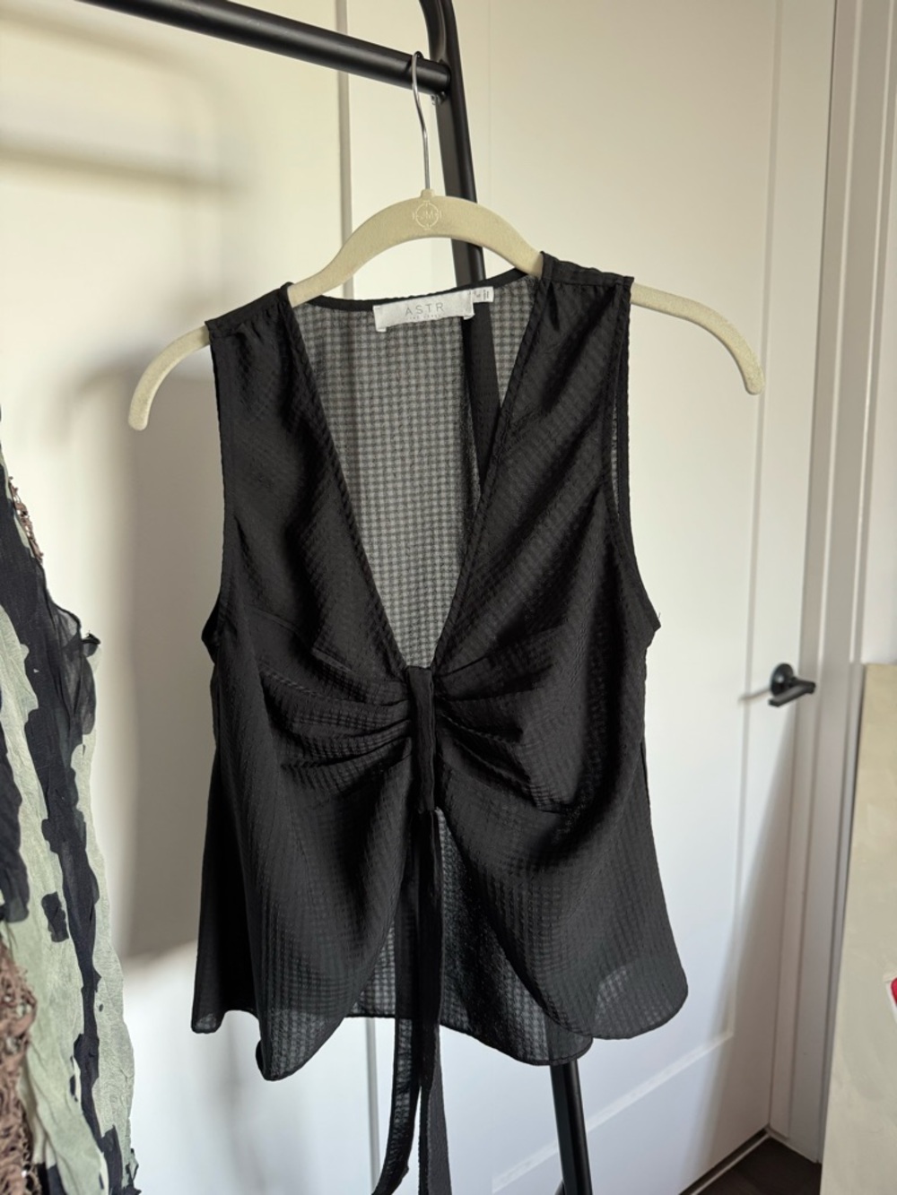 ASTR the Label Tie Front Black Top – S